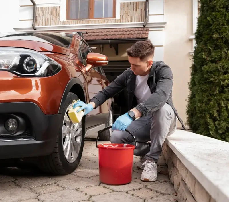 Lavage auto à domicile Sens-de-Bretagne : professionnel intervenant sur un véhicule